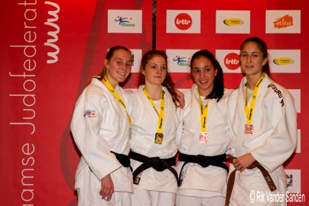 Dames U18 -57 kg: 1e Anouk Maekelberg (JS Sen no Sen), 2e Celine Dejaegere (JC Kawaishi Ingelmunster), 3e Lisa De Lacombe (Antwerpen United Judo) & Jate Van Gucht (Jitsu Kwai Hamme)