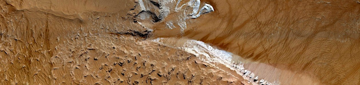 Mars - Slopes in Aureum Chaos photo