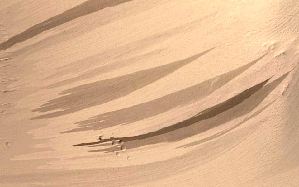 Mars - Light- and dark-toned slope streak monitoring site