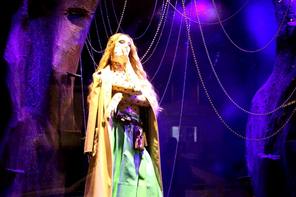 Saks+Fifth+Avenue+New+York+Holiday+Windows+2019+xmas++windowalk (7)
