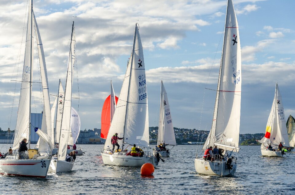 Top mark sailing boats
