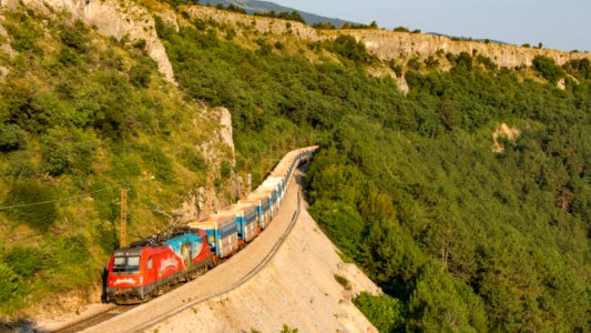 SZ 541 013 op weg met een trein met Innofreightcontainers.