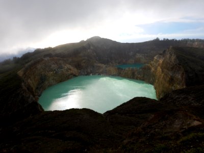 Vulkan mit drei verschiedenfarbigen Kraterseen photo