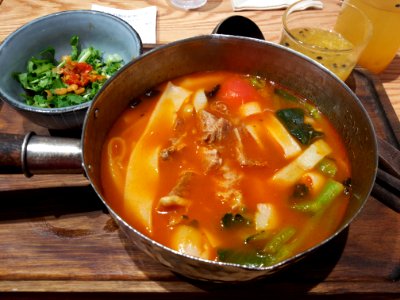 Reisnudel-Suppe mit Rind und Chili