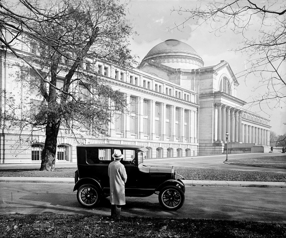 1083px-Smithsonian Natural History Museum circa 1926