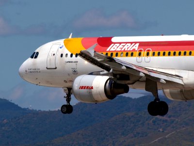 AIRBUS A320 IBERIA EC-HAF photo