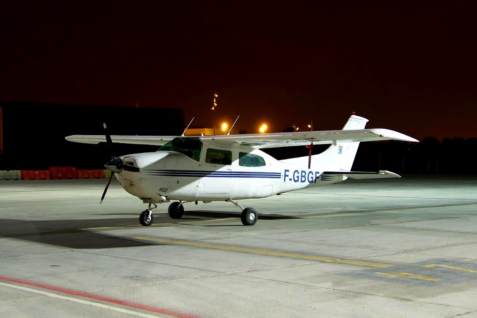 CESSNA 210L CENTURION F-BGBF
