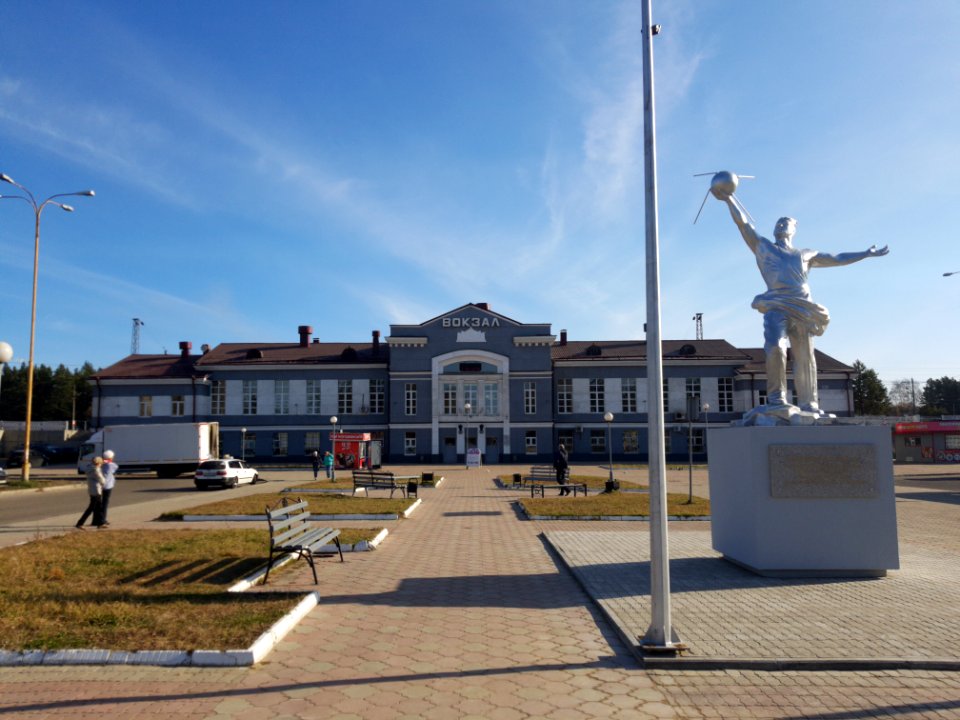 Bahnhof Angarsk mit Sputnik-Denkmal