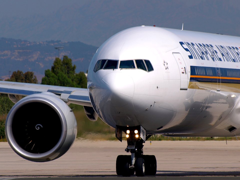 BOEING 777 SINGAPORE AIRLINES 9V-SWB