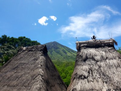 Hausdächer vor Vulkan