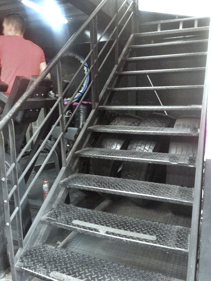 Escaleras Gimnasio Lineas Diagonales