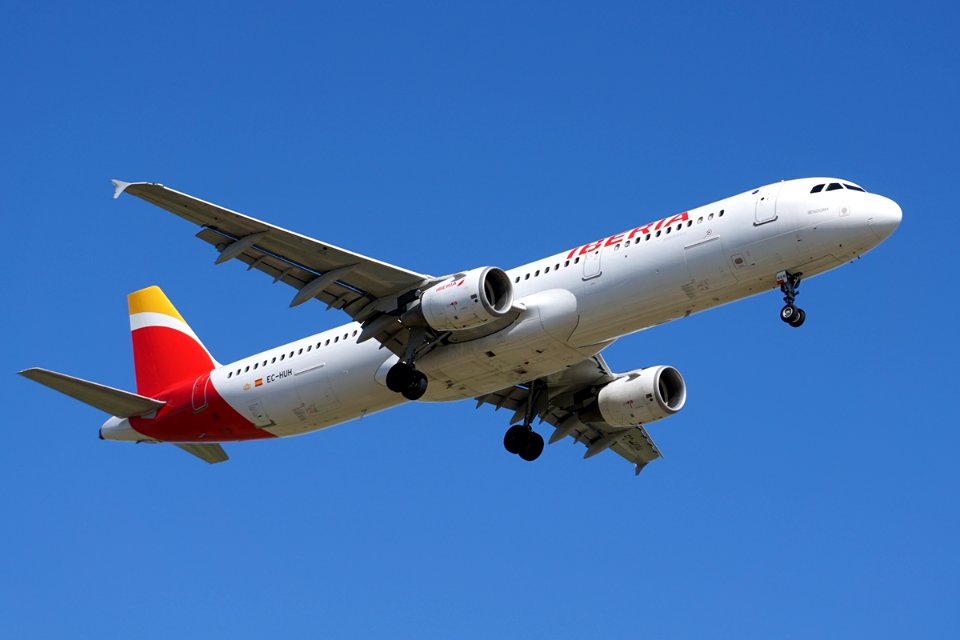 AIRBUS A321 IBERIA EC-HUH