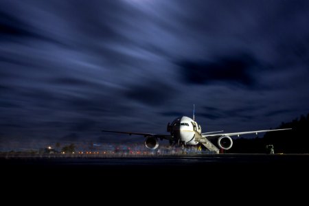 The 350 passengers of United Airlines Flight 201 stream towards the plane to retrieve their luggage after making an emergency landing on Midway due to an electrical fire