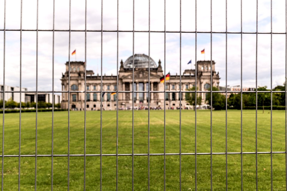 Marsch der Entschlossenen - Gräber vor dem Bundestag