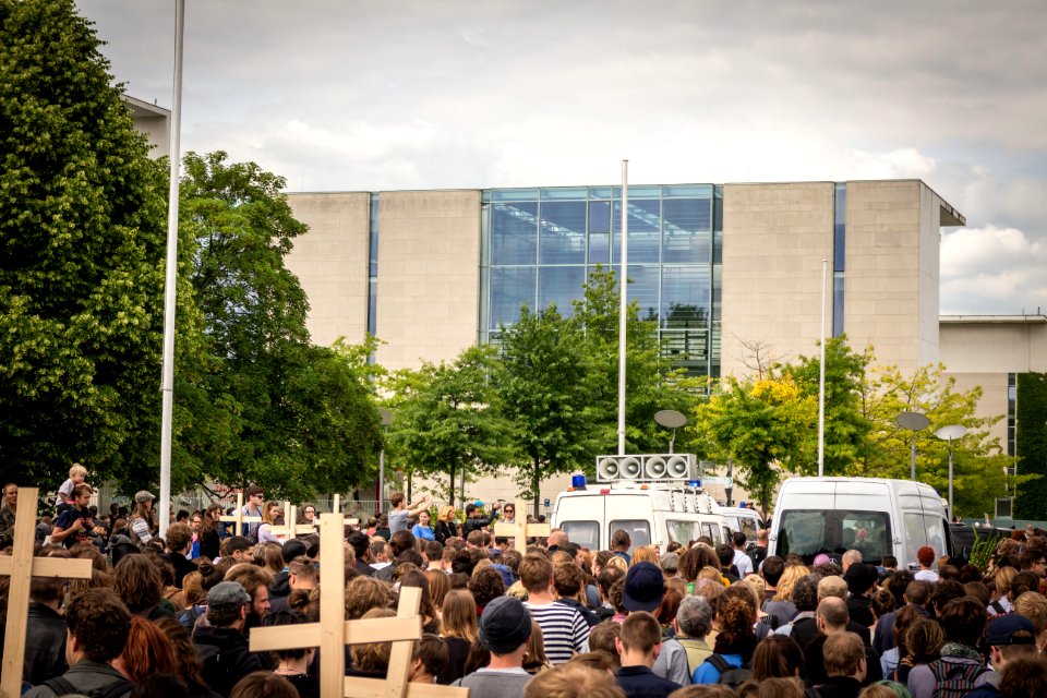 Marsch der Entschlossenen - Gräber vor dem Bundestag