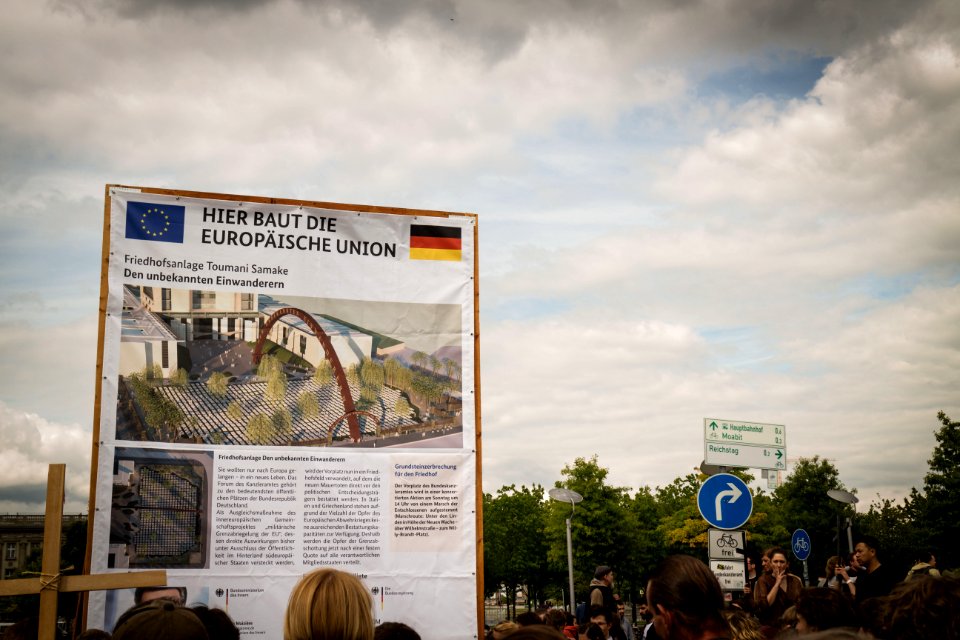 Marsch der Entschlossenen - Gräber vor dem Bundestag