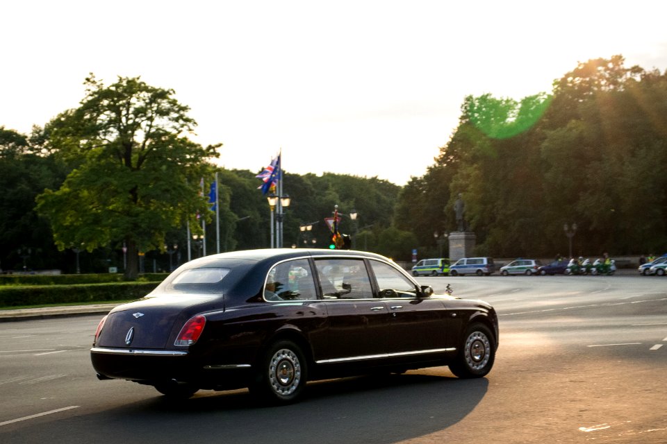 Die Queen auf dem Weg ins Schloss Bellevue