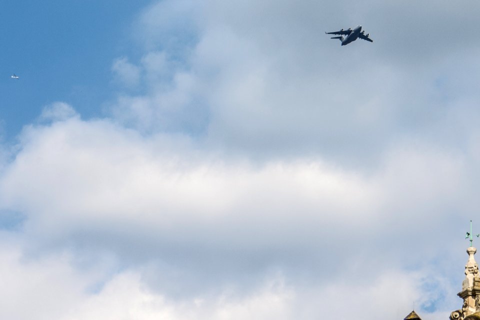 Segelflugzeug und Boeing C-17 Globemaster III über Trier
