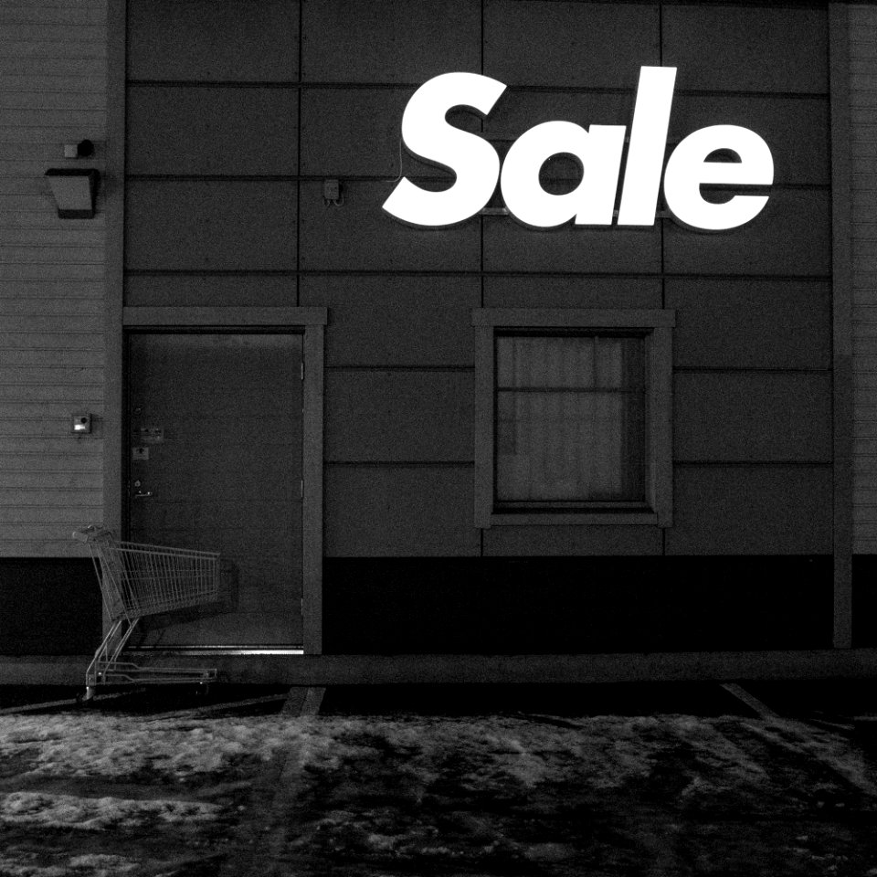 Metsäkylä Sale at night