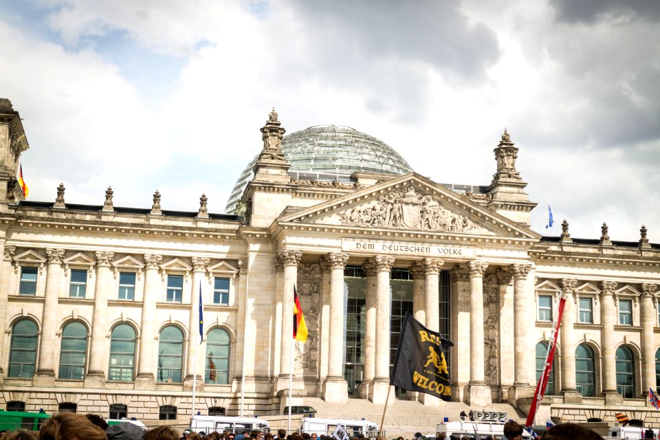 Marsch der Entschlossenen - Gräber vor dem Bundestag