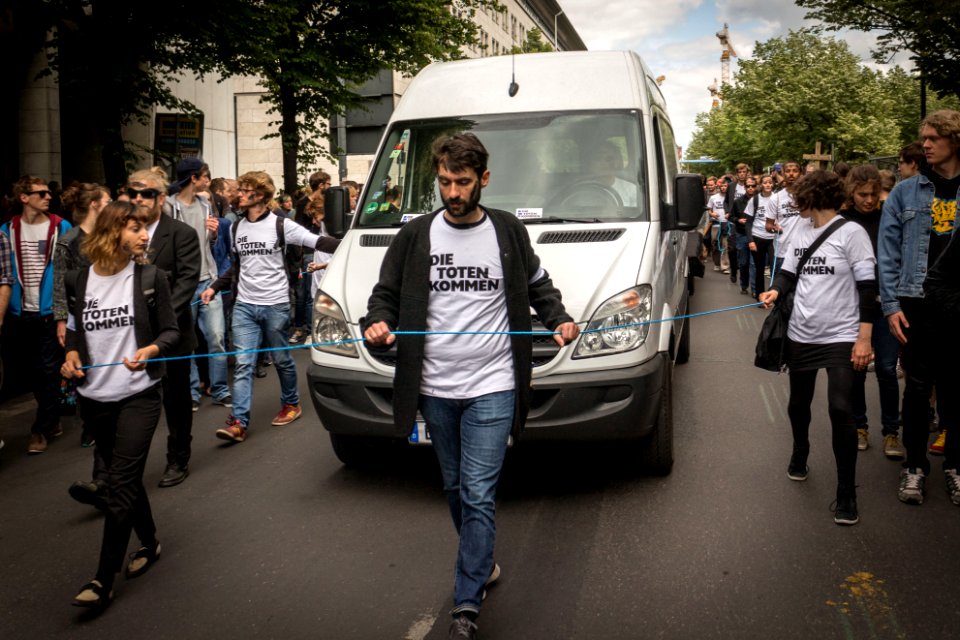 Marsch der Entschlossenen - Gräber vor dem Bundestag