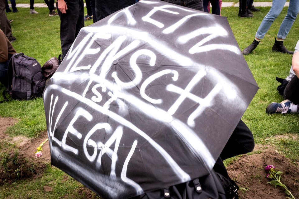 Marsch der Entschlossenen - Gräber vor dem Bundestag