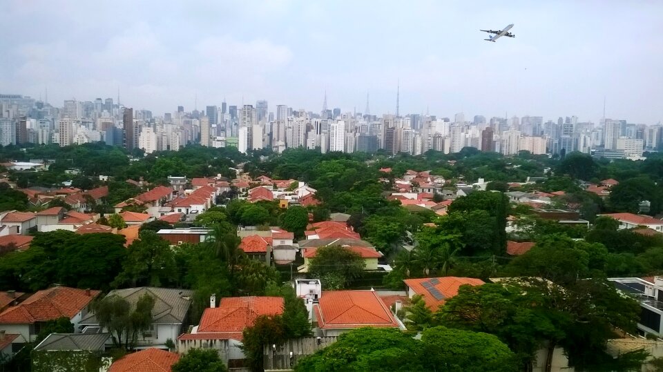 Plane landing metropolis