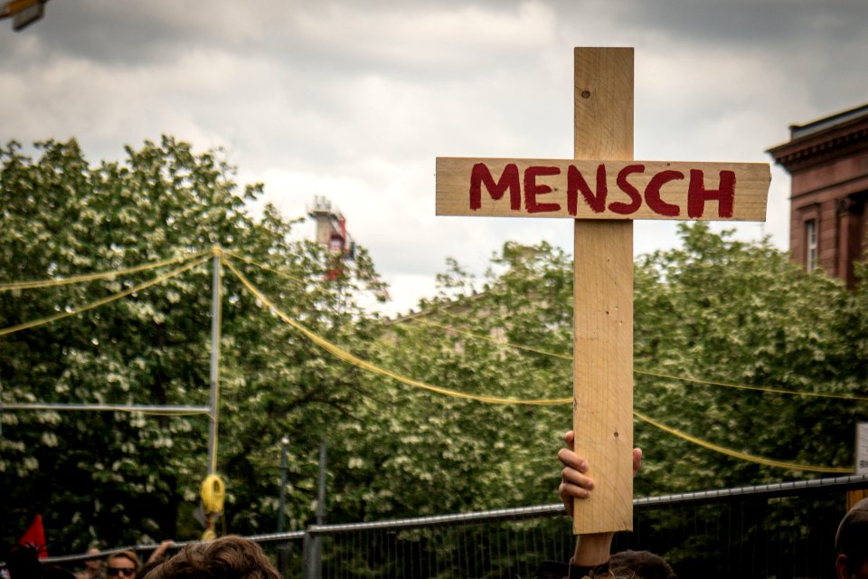Marsch der Entschlossenen - Gräber vor dem Bundestag