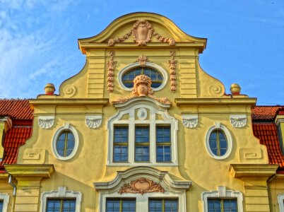 Gable facade monument