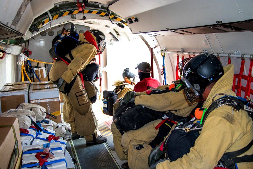 Boise smokejumper  DHS-8-106 (Dash 8) aircraft training.