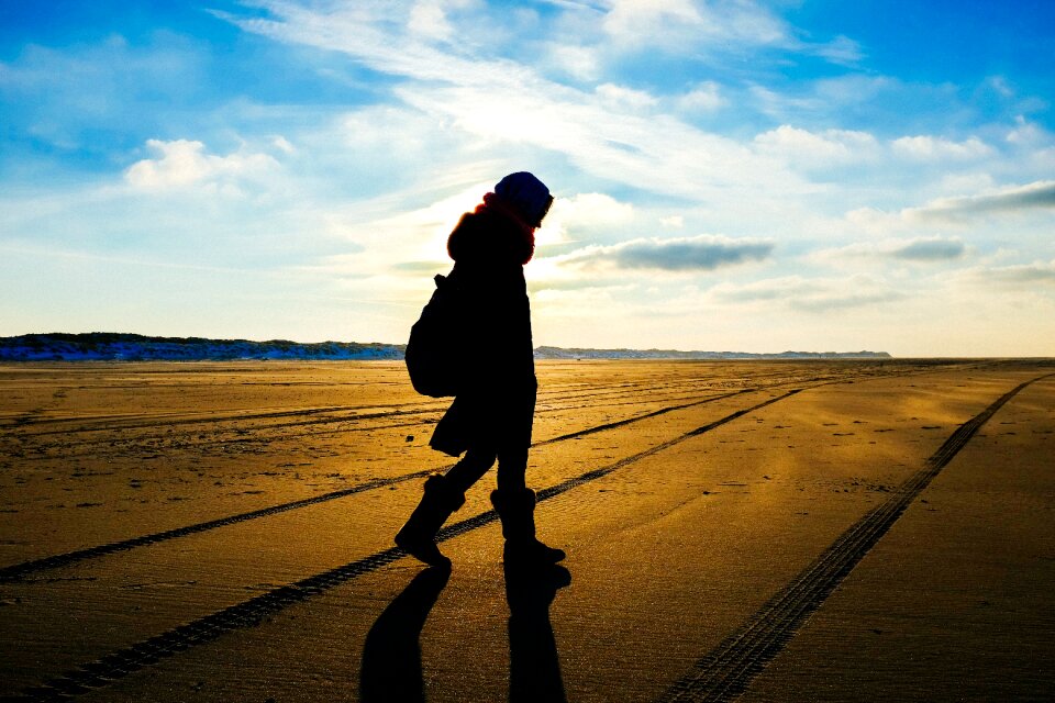 Silhouette shadow tracks