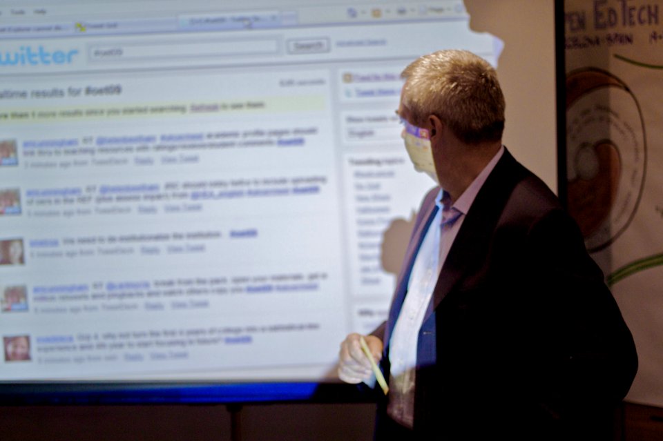 Claudio Checks on the Tweets