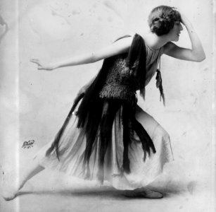 Violet Romer in flapper dress, LC-DIG-ggbain-1915