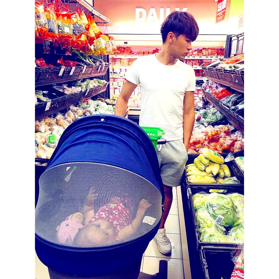 奶爸生活 BABY DADDY  今天的小約會，逛超市😘😘😘 #生後2ヶ月#新生児 #女の子 #かわいい #Handsome #dad #beautiful #girl #kids #instakids #child #children #childrenphoto #love #cute  #adorable #instagood #young  #pretty #little #singapore #taiwan #s