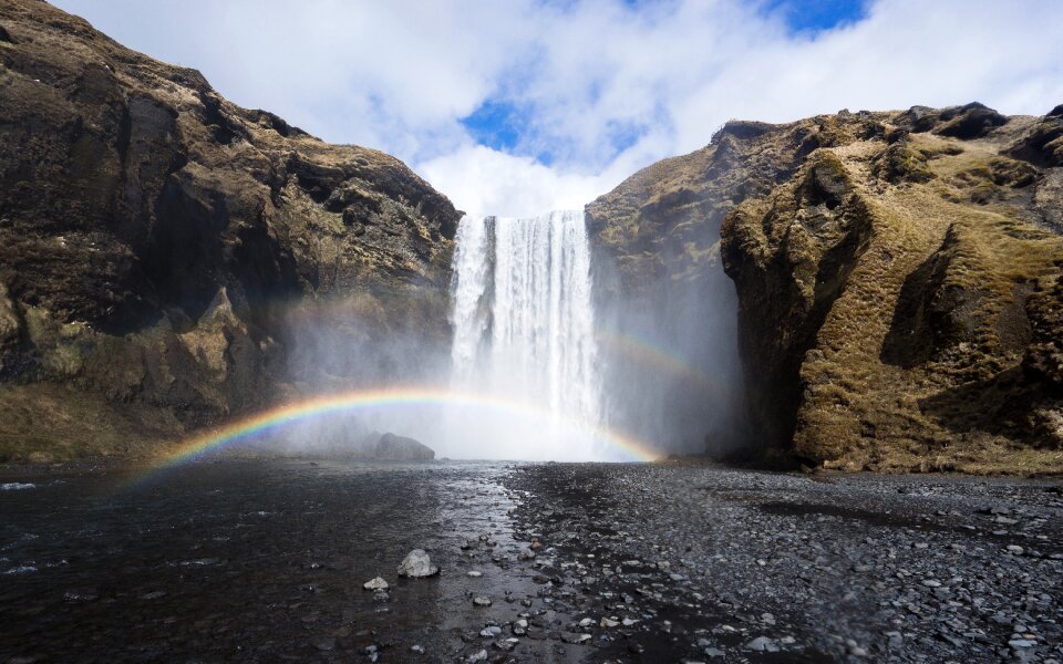 Water cascade spray