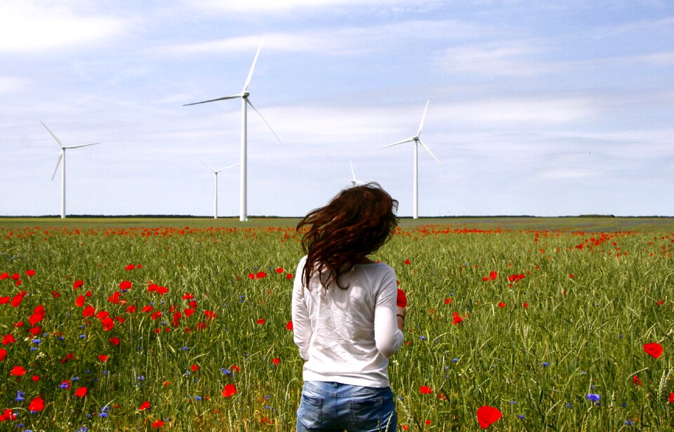 Maki wind girl in a field