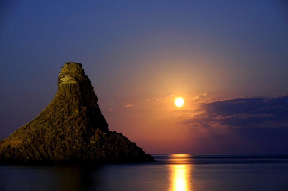 Acitrezza Faraglioni Moon Rise Sicilia Italy Italia - Creative Commons by gnuckx