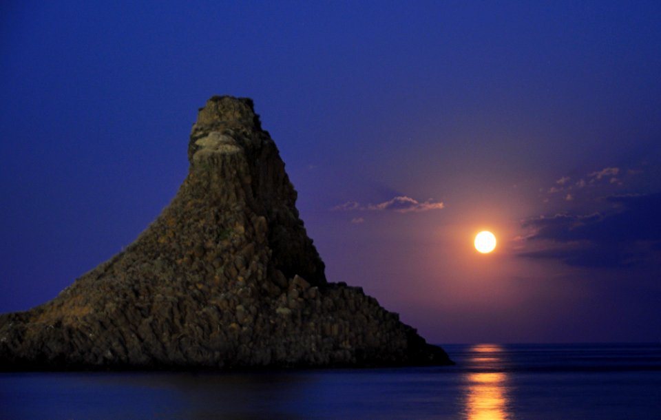 Acitrezza Faraglioni Moon Rise Sicilia Italy Italia - Creative Commons by gnuckx