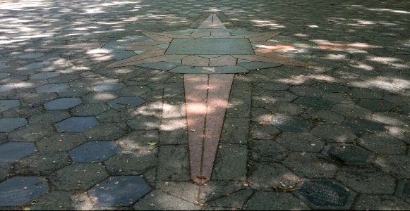 Comapss Rose , Literary Walk - Poet's Walk , Central Park , Manhattan , New York , USA