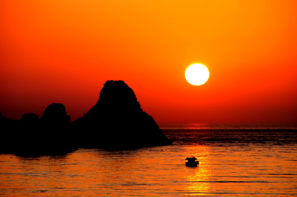 Faraglioni Acitrezza Sicily Italy - Creative Commons by gnuckx