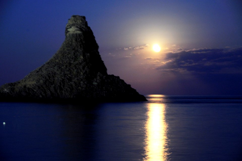 Acitrezza Faraglioni Moon Rise Sicilia Italy Italia - Creative Commons by gnuckx