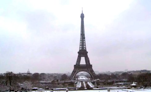 Paris under snow photo