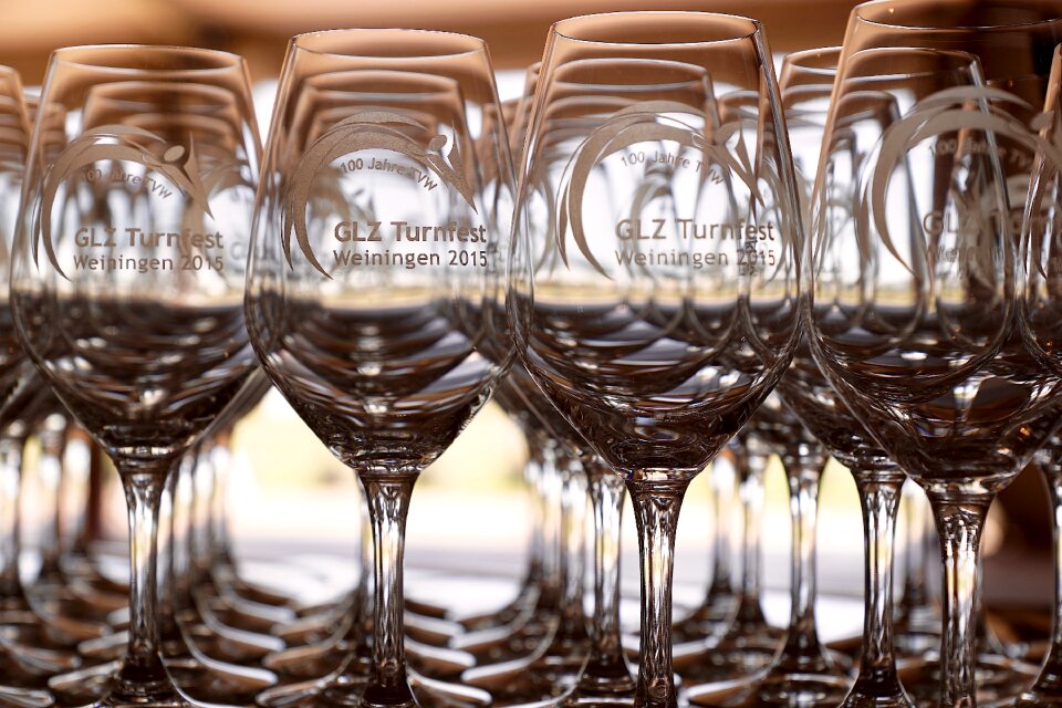 Wine glasses contours backlighting