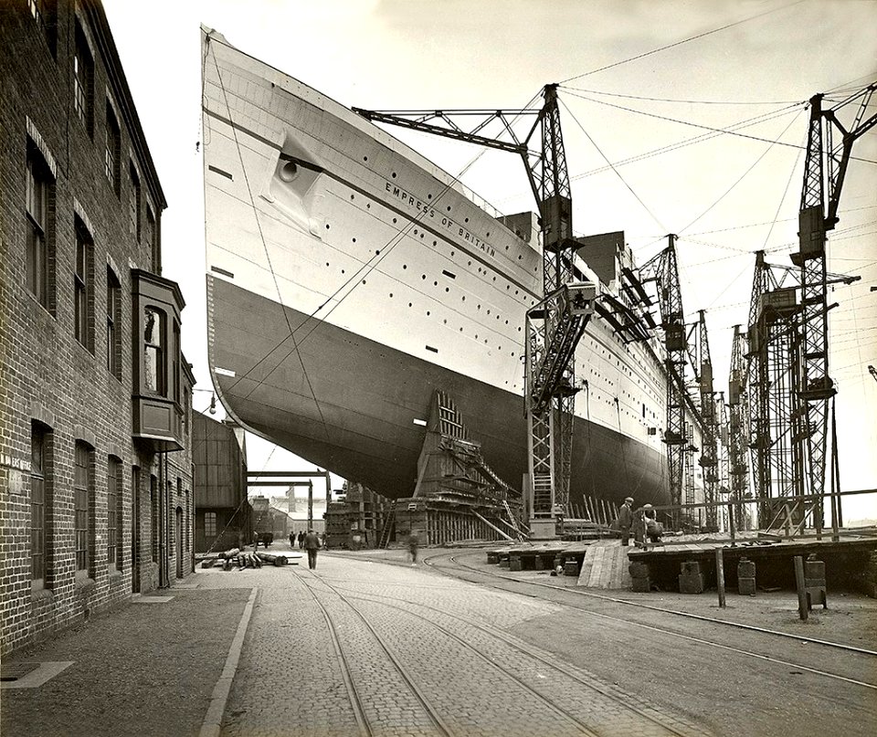 SHIP P EMPRESS OF BRITAIN (1931) - Spectacular picture taken during the building of the Empress of Britain (1929-1931).