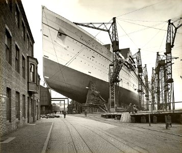SHIP P EMPRESS OF BRITAIN (1931) - Spectacular picture taken during the building of the Empress of Britain (1929-1931).