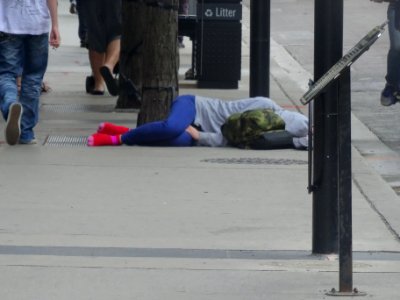 Passersby walk right by a dozen homeless people, on Yonge, 2017 08 11 -k