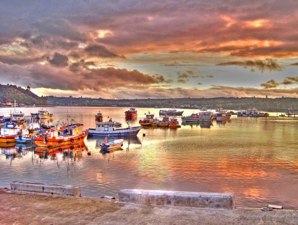 Lanchas al atardecer de bahia de Dalcahue