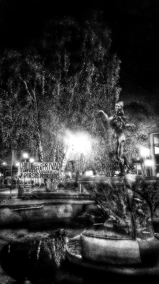 Pincoya plateada nocturna de Plaza de Armas de Castro