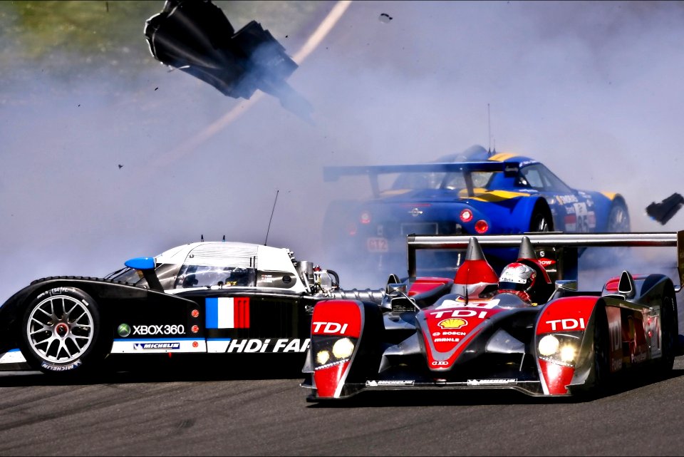 peugeot-908-hdi-fap-le-mans-winner-crash