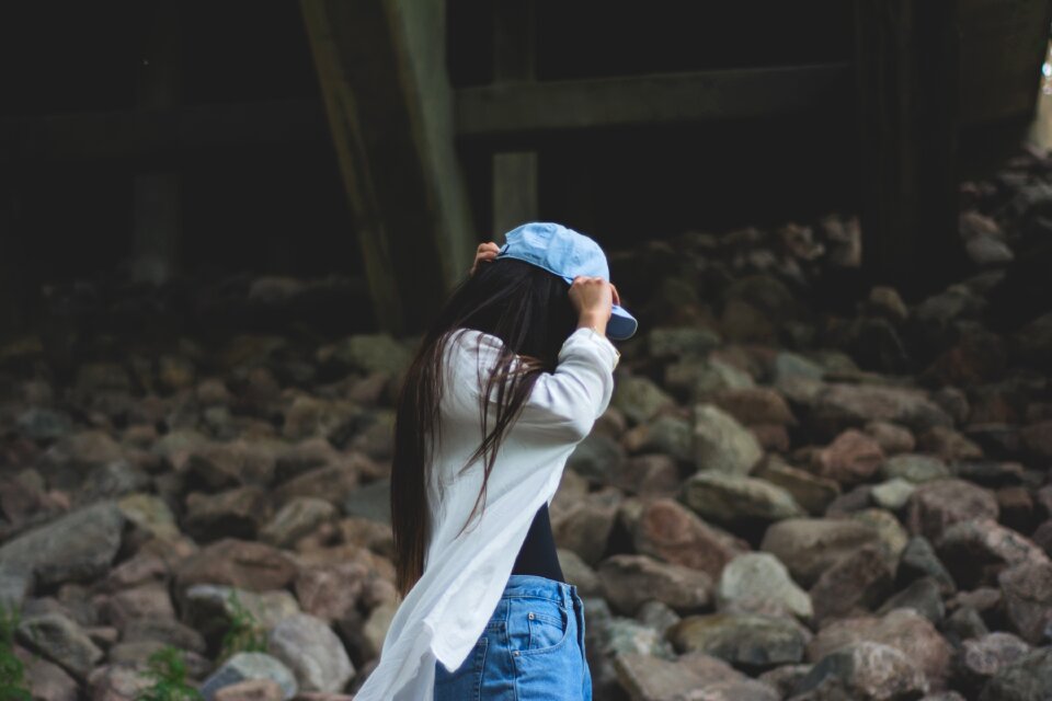 Young takinf off hat